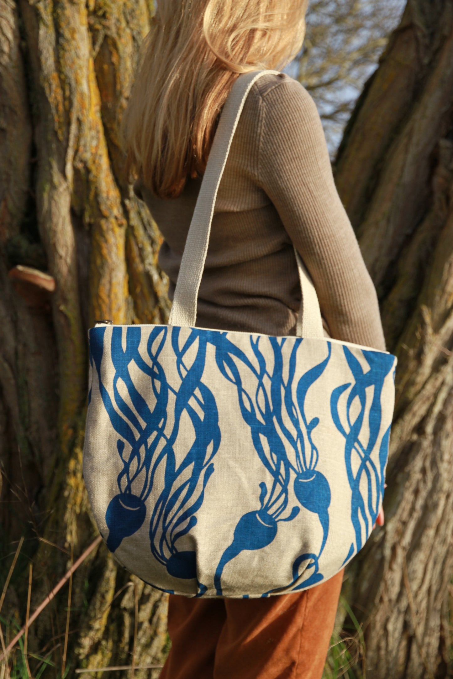 Bull Kelp in Marine Blue - Belgian Linen Tote with Zipper