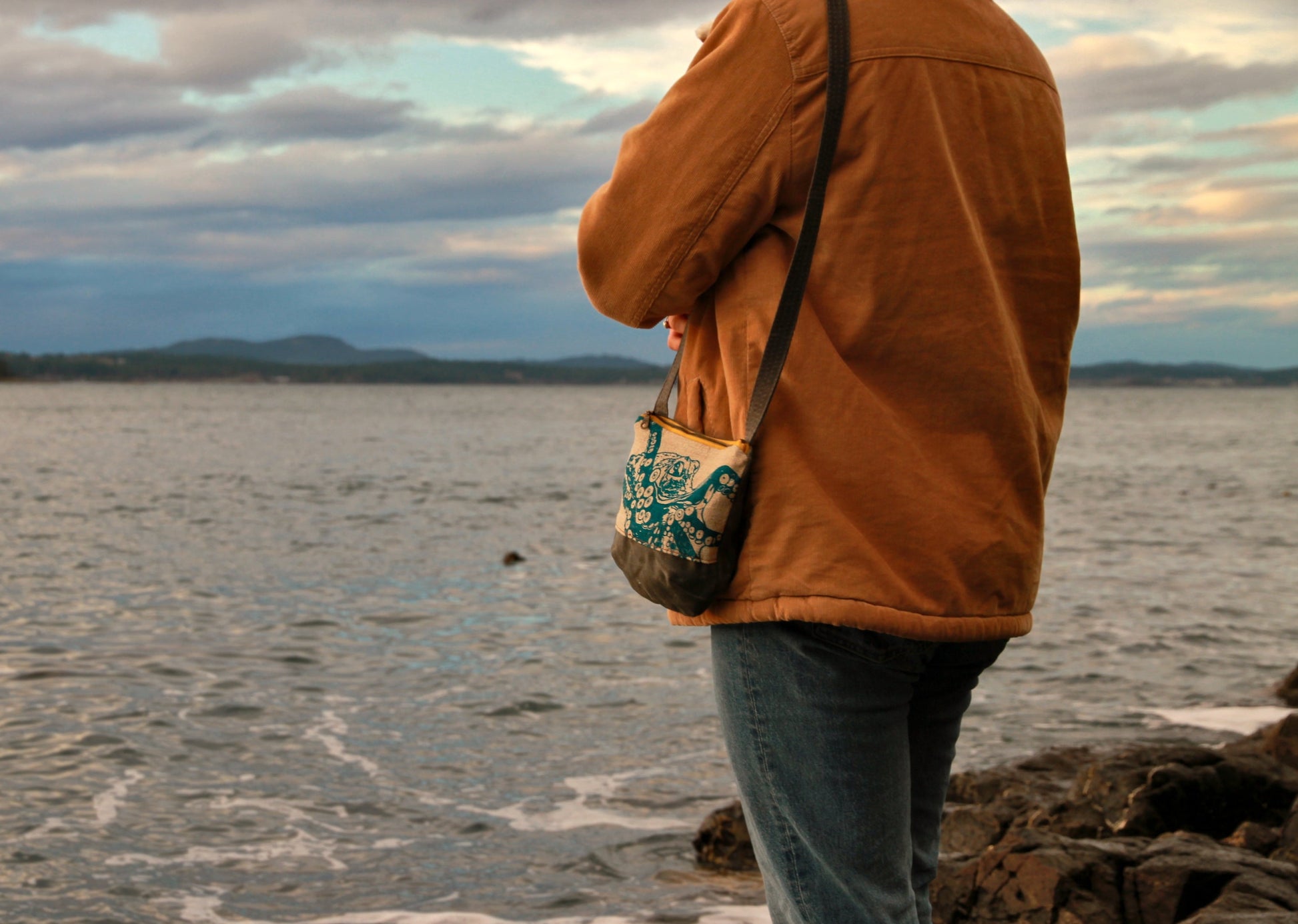 the purse hangs approximately to the hip