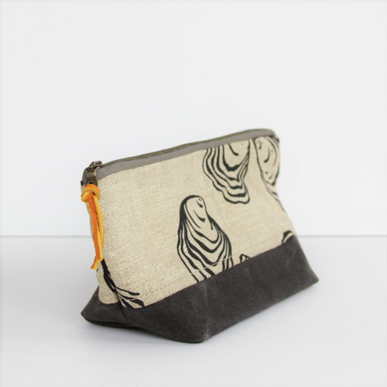 Triangle Pouch - Oyster in Midnight