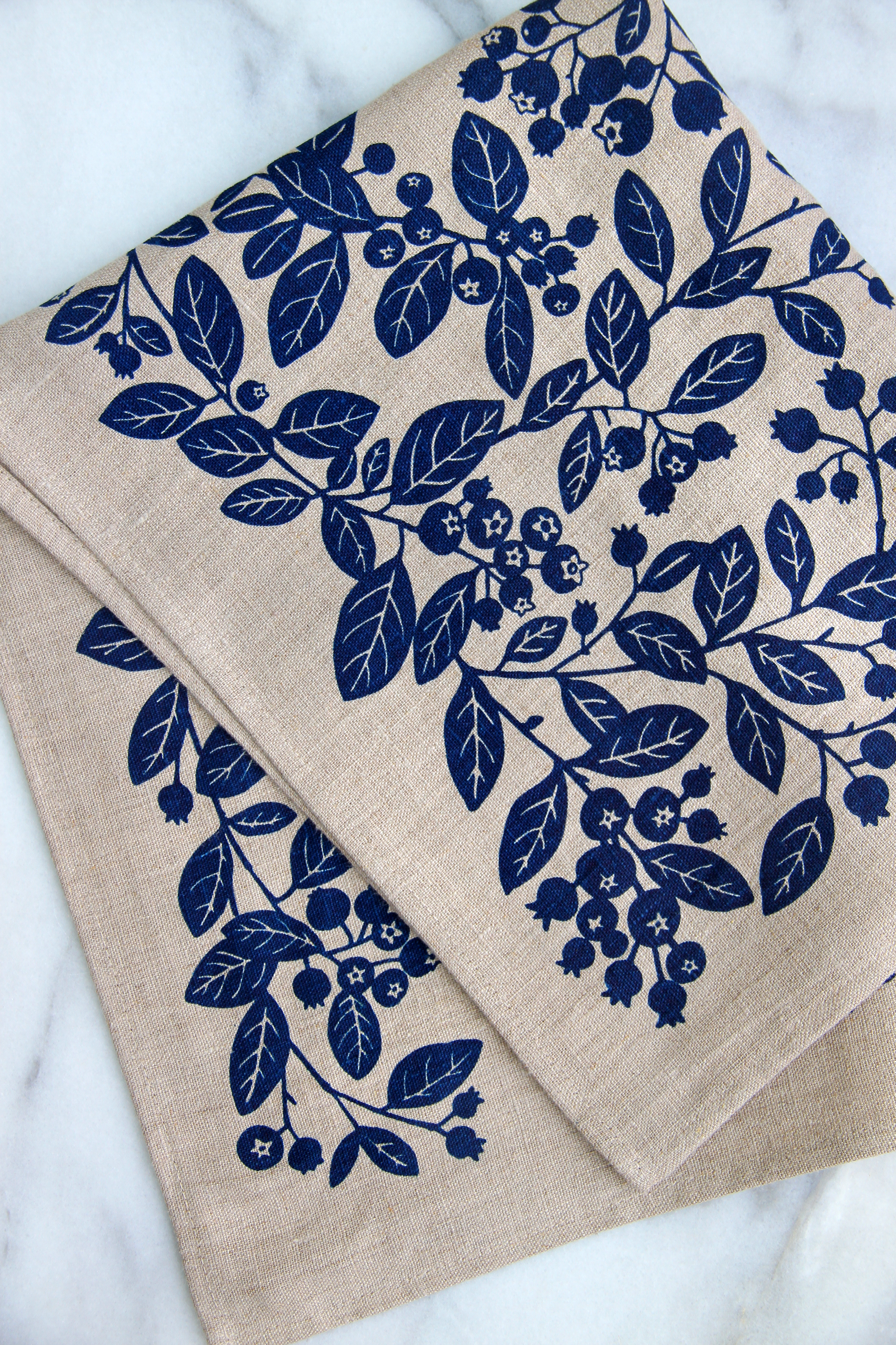 https://woodsia.com/cdn/shop/products/WOODSIA-kitchen-towel-blueberry-natural-navy_glam1.png?v=1675789884&width=1946