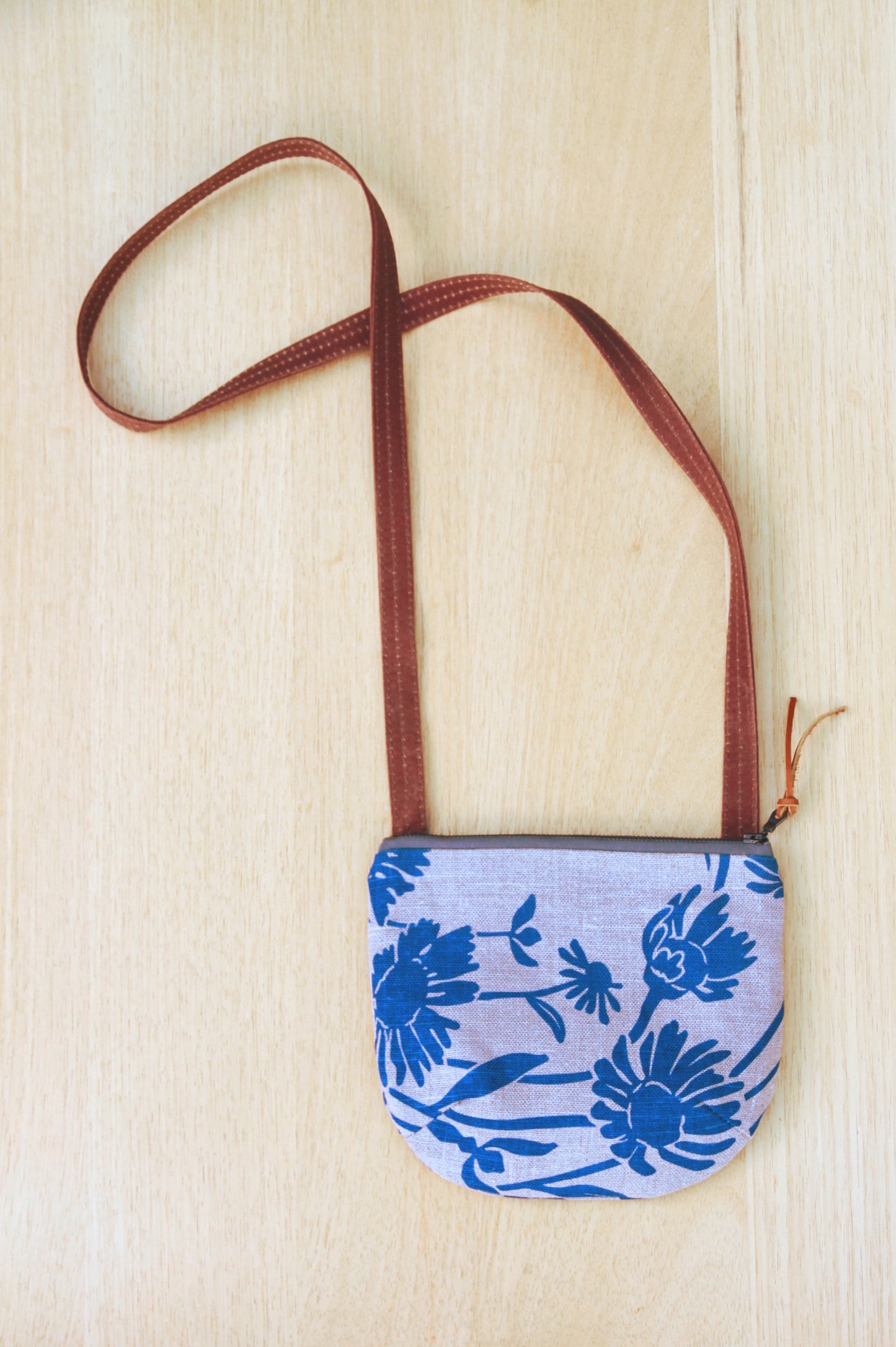 Small Daisy Purse in Flax Blue